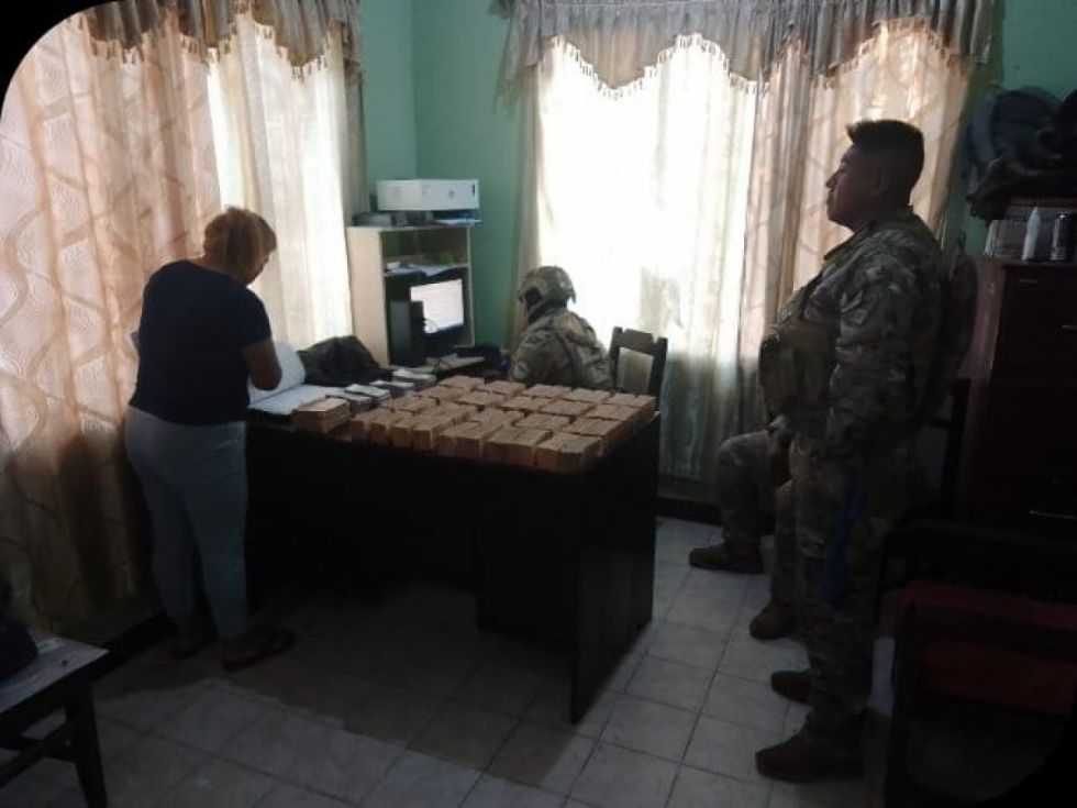  Detienen a una mujer con 25 millones de pesos argentinos