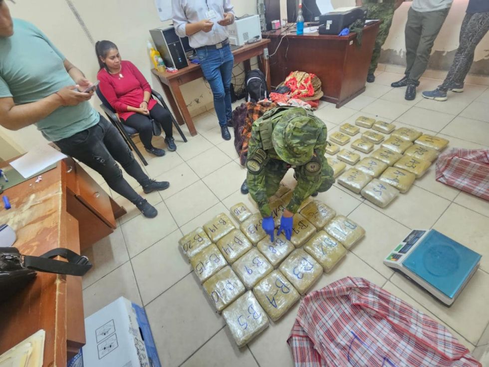 Hallan 40 paquetes de marihuana envueltos en frazadas, hay una mujer aprehendida 