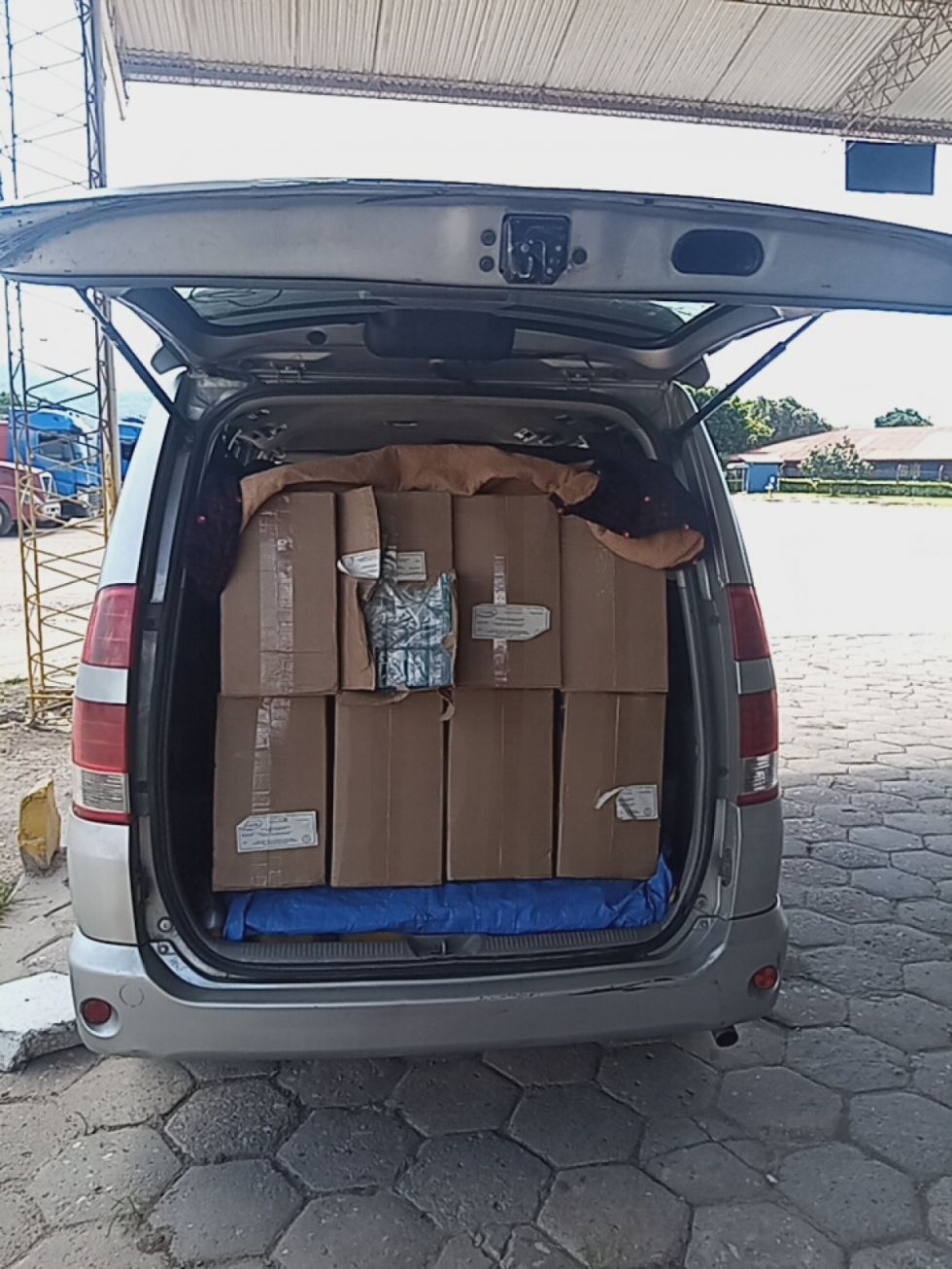 Hallan minibús repleto de cigarrillos de contrabando