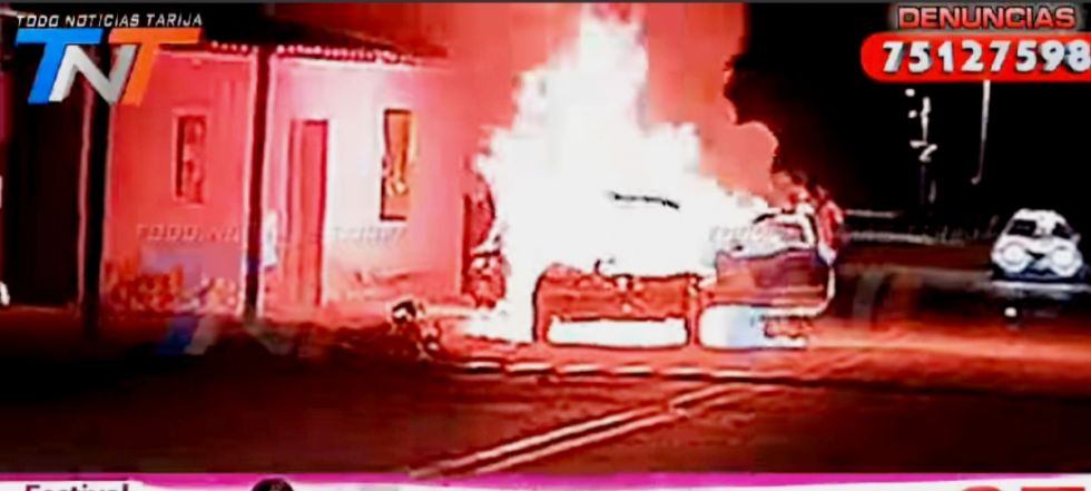 Sella Méndez: Un vehículo se incendió y el chófer apenas pudo escapar
