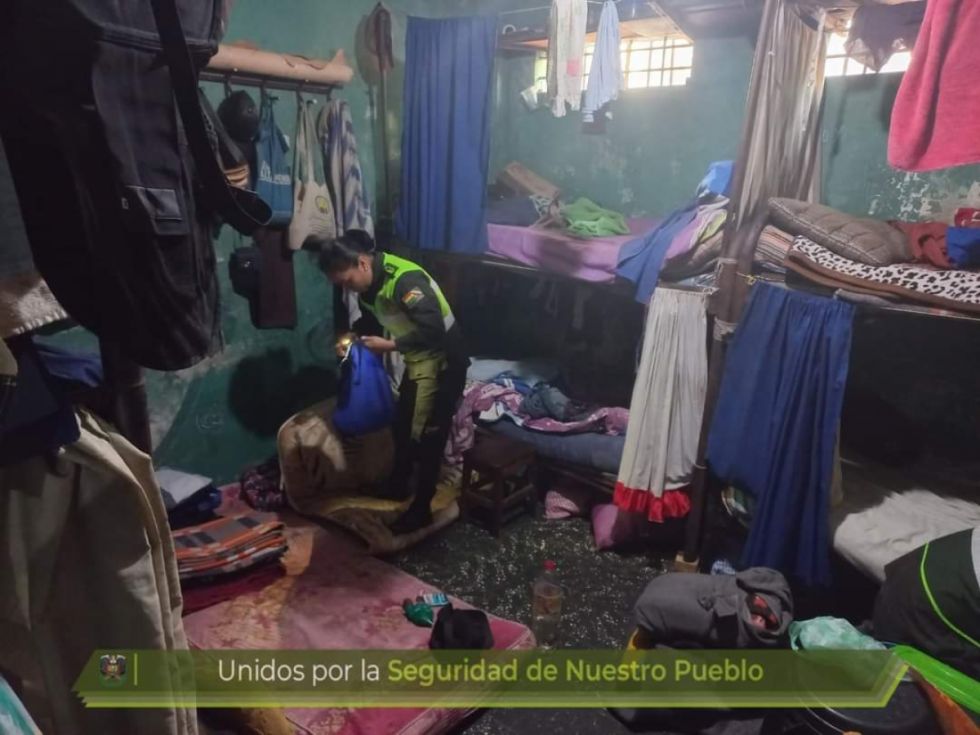 Decomisan armas y objetos prohibidos a reclusos de la Carceleta de Villa Montes