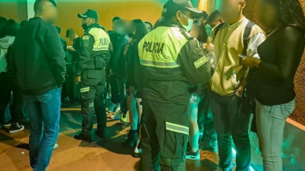 Fiesta clandestina ofrecía alcohol y una "kiss cam" para adolescentes