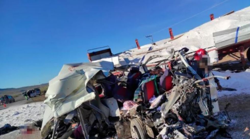 Mueren varias personas tras choque entre un tráiler y un minibús en la ruta Potosí - Oruro 