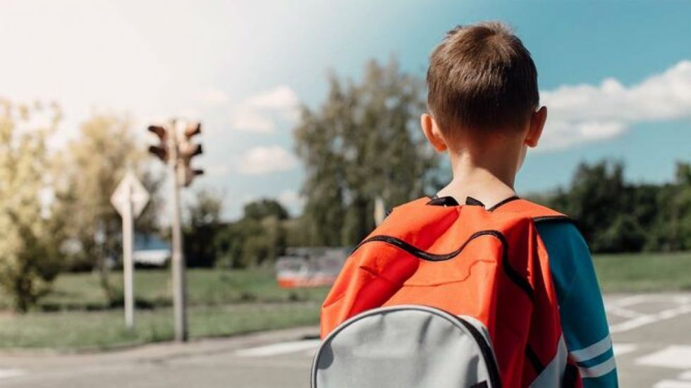 Dejan a un niño abandonado al salir de clases