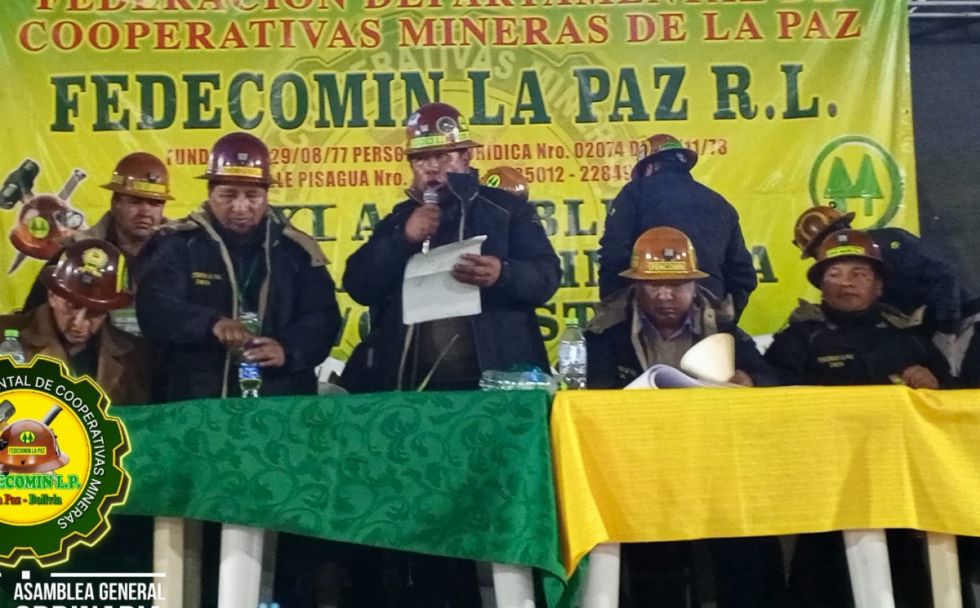 Asamblea de Cooperativas Mineras se suspende tras peleas y sillazos (Video)