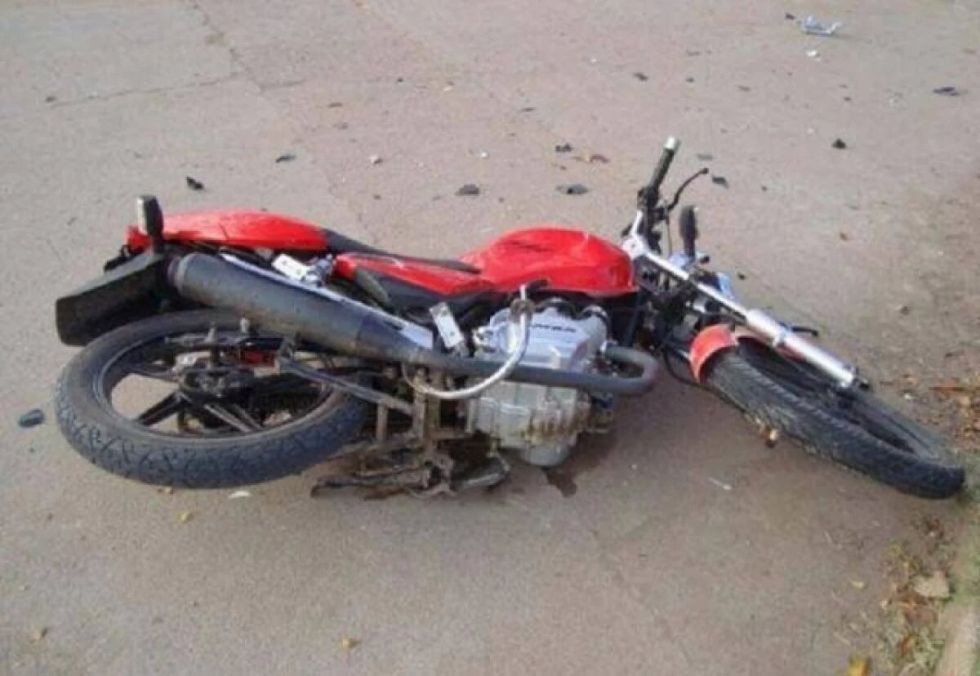 Motociclista sin casco muere tras impactar contra un poste 