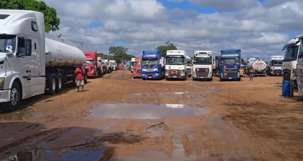 Sufren por cobros, robo, escaso dinero y pocos baños: el drama de los camioneros bolivianos varados en Paraguay