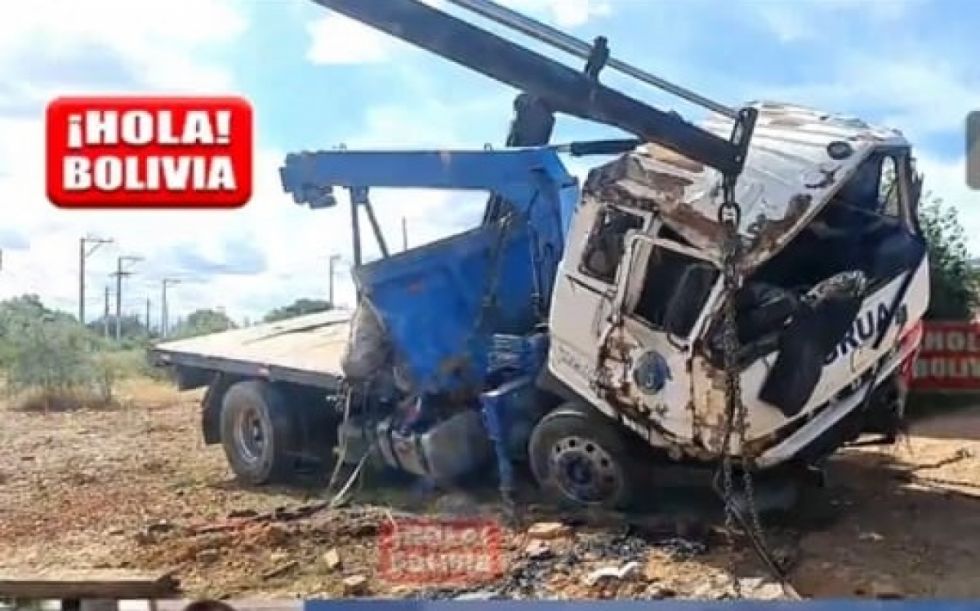 Una grúa volcó por intentar esquivar a vehículo que invadió carril 