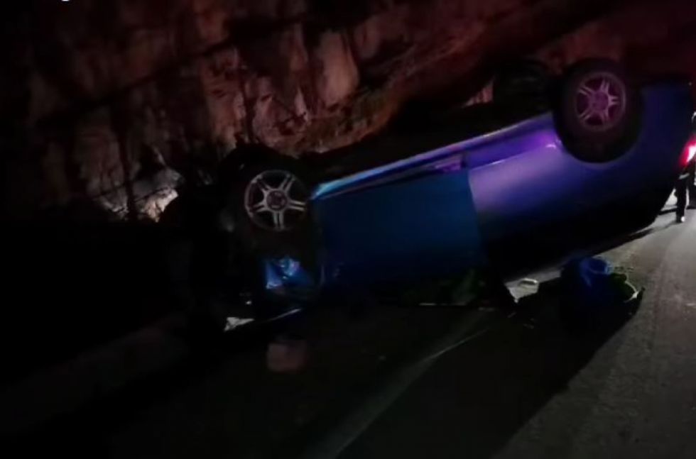 Mueren dos personas tras colisión de vehículo contra una peña en la ruta Camargo-Potosí