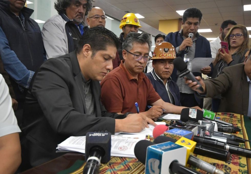 Gobierno y la COB suscribieron acta de entendimiento