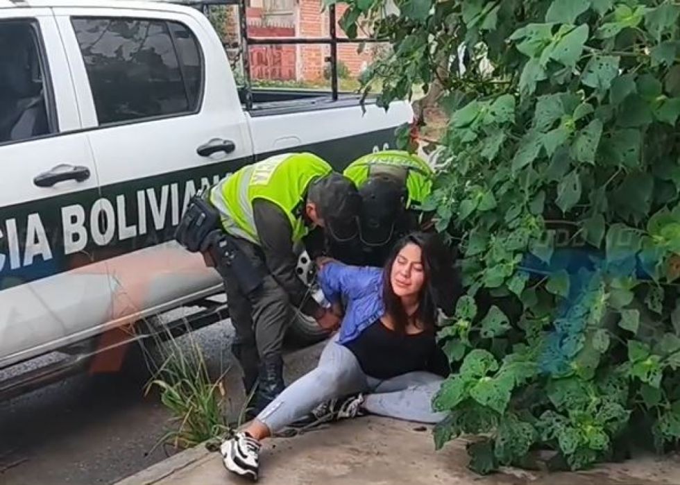 Atrapan a mujer tratando de robar un auto en Tarija