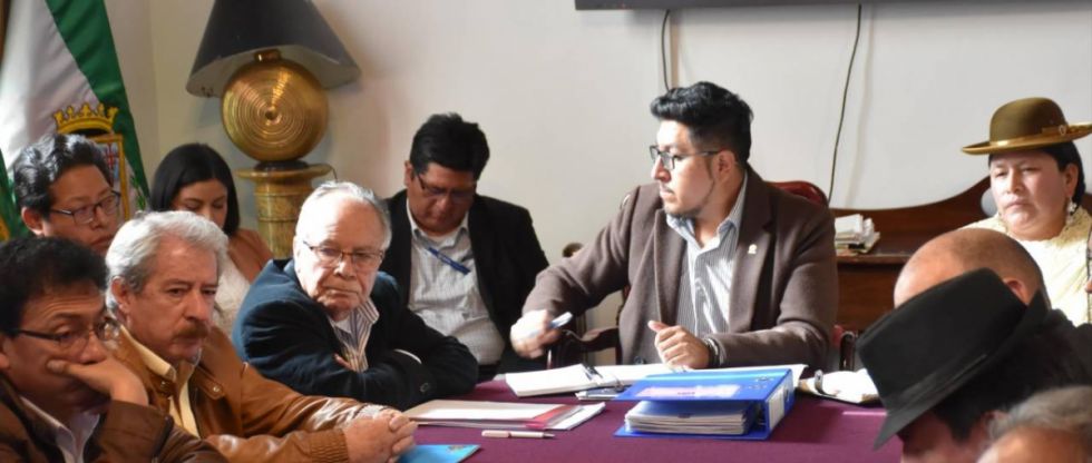 Médicos y diputados instalan diálogo para tratar la “jubilación forzosa” a los 65 años