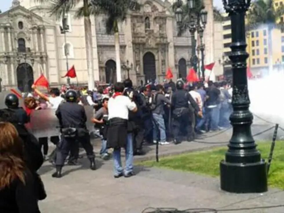 Trabajadores estatales alistan protestas en Perú