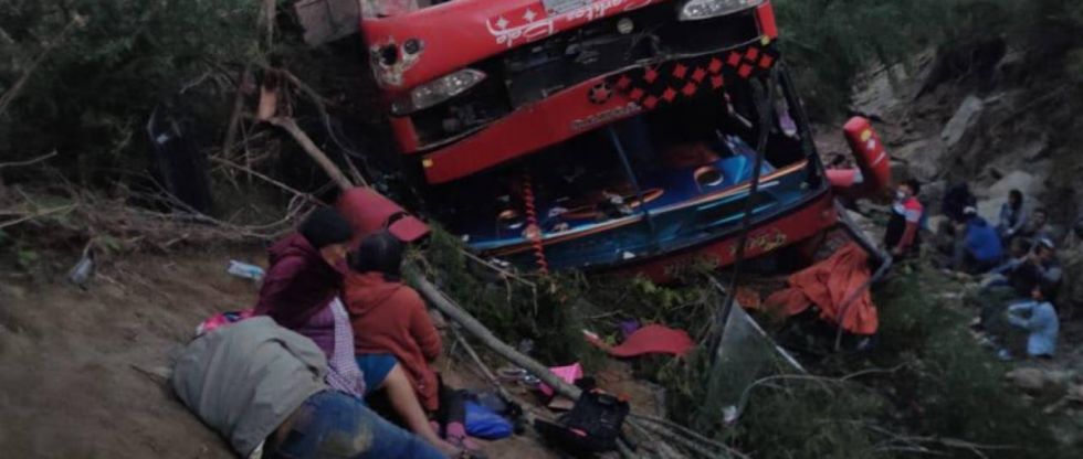 Se embarranca un bus con 41 pasajeros en la carretera antigua Cochabamba - Santa Cruz