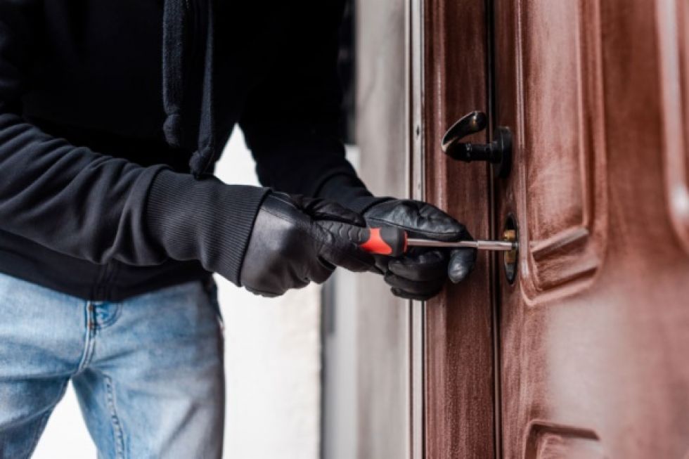 Quisieron robar una casa, al ser sorprendidos solo sacaron ropa
