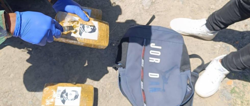 Felcn halla paquetes de cocaína con imágenes de Evo Morales