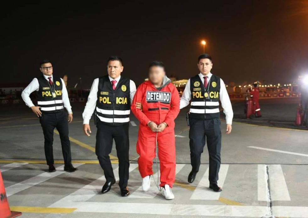 Policía entrega al Perú a criminal con pedido de captura en su país 