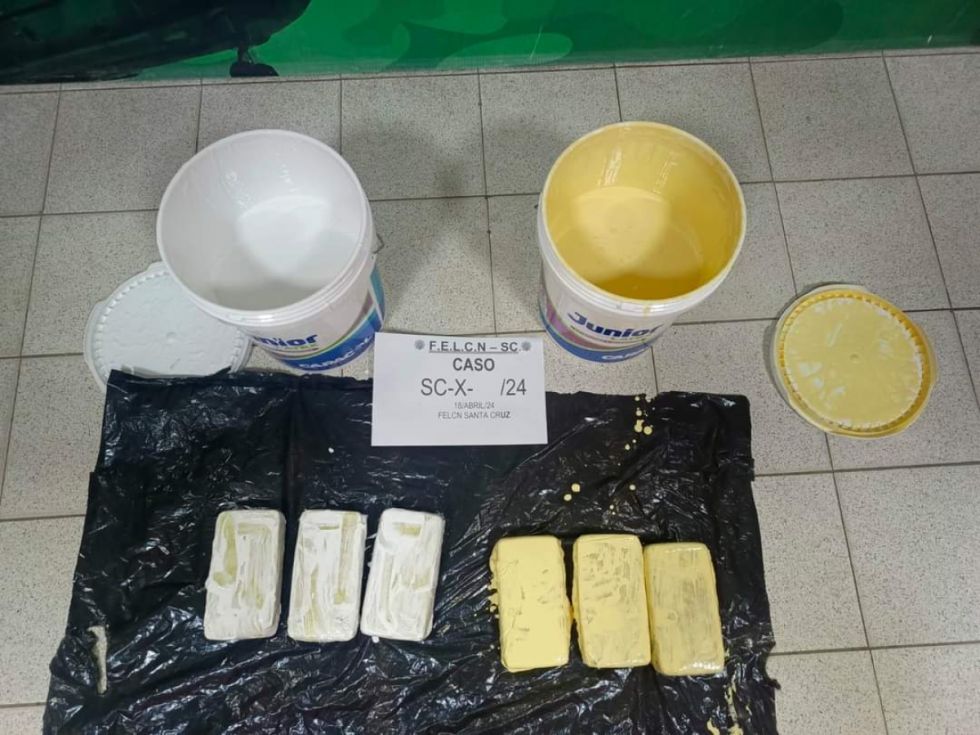 Hallan cocaína camuflada en baldes de pintura