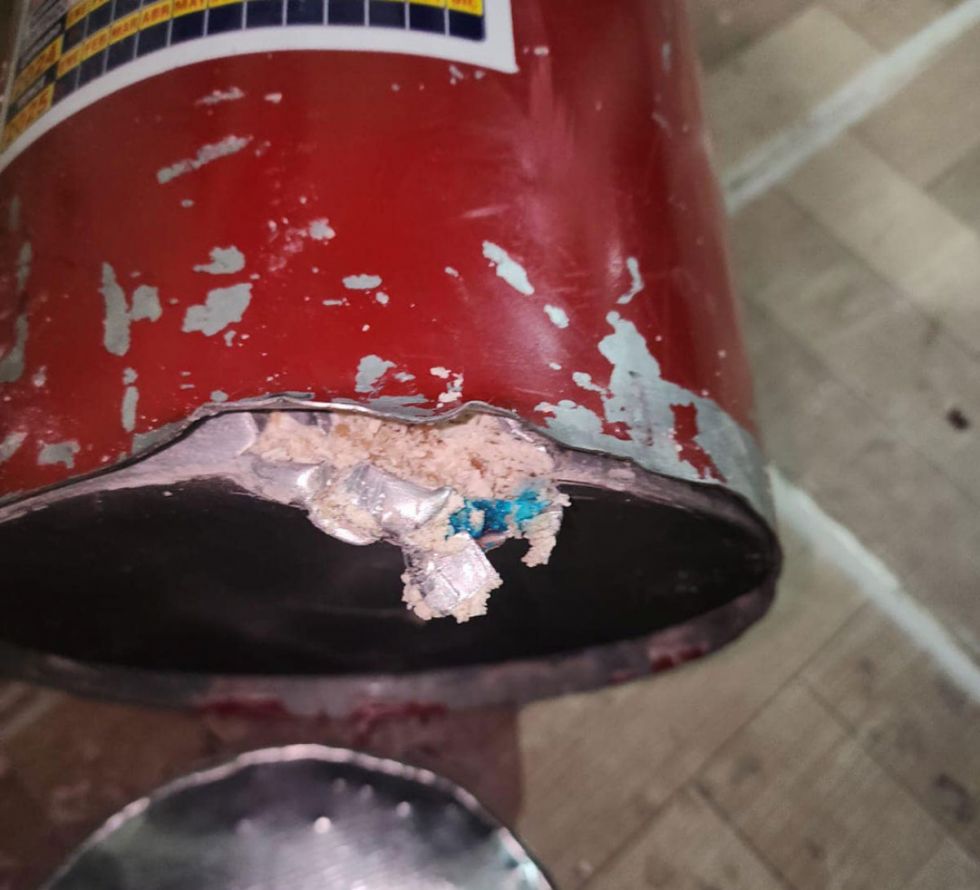 Llevaban 12 kilos de droga ocultos al interior de un extintor 
