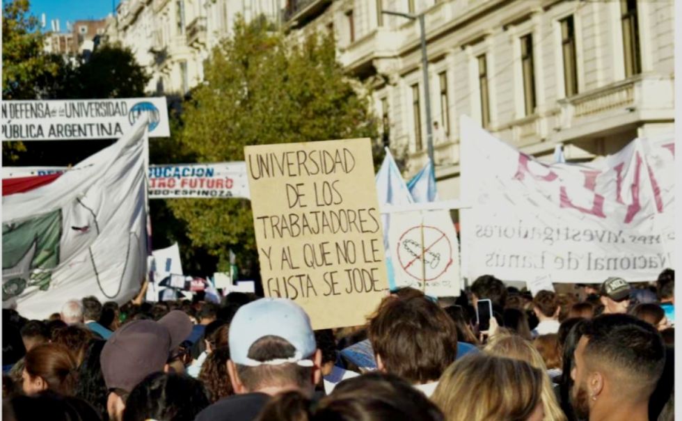 La comunidad educativa argentina marcha en defensa de las universidades
