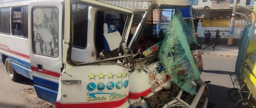 Choque entre un micro y un taxi deja al menos seis heridos 