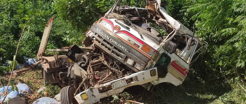 Camión pierde el control, choca, derrapa y se vuelca en la ruta Santa Cruz - Camiri