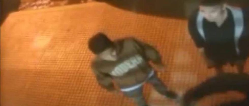Cuatro sujetos golpean y roban a una pareja en la puerta de su vivienda