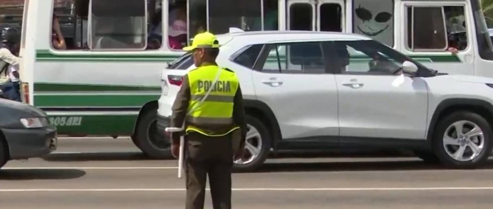 Aprehenden a dos personas que circulaban en una ambulancia sin acreditación