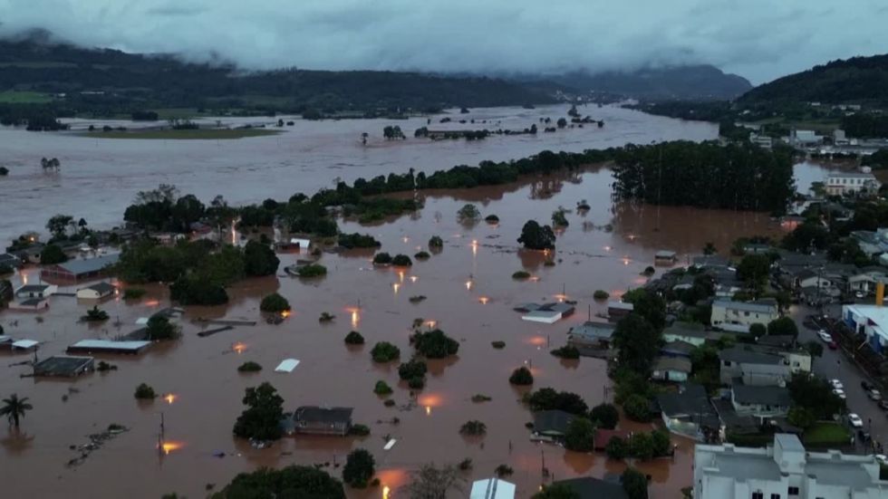 Sube a 56 el número de muertos por inundaciones en el sur de Brasil