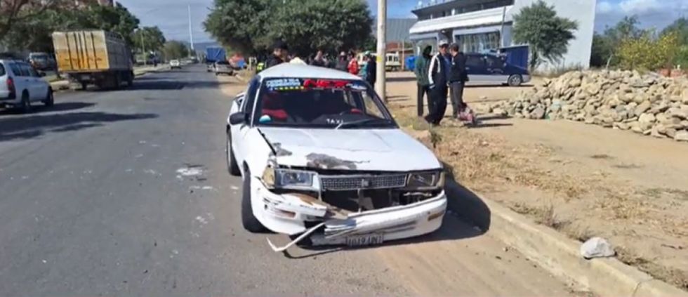 Reportan fuerte colisión de radio móvil con dos camiones en Tarija