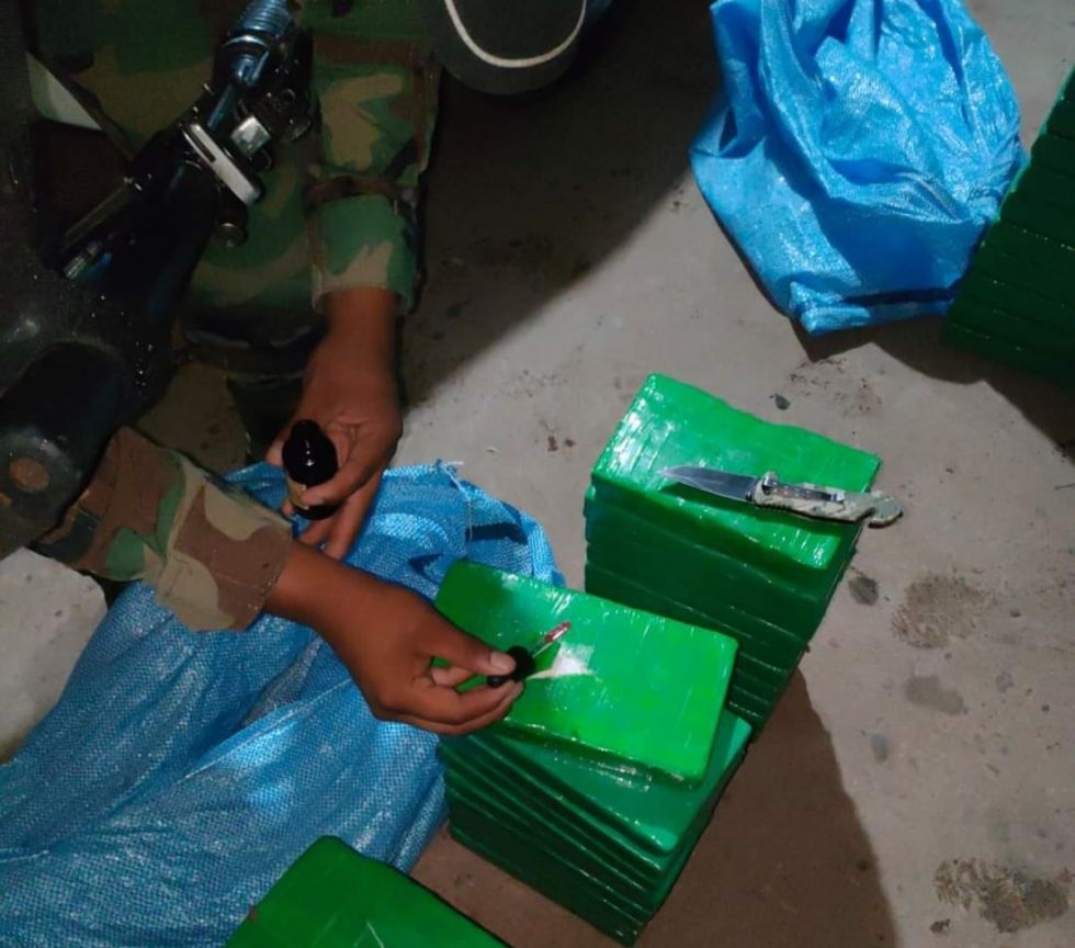Encarcelan a dos personas por tener 88 kilos de droga