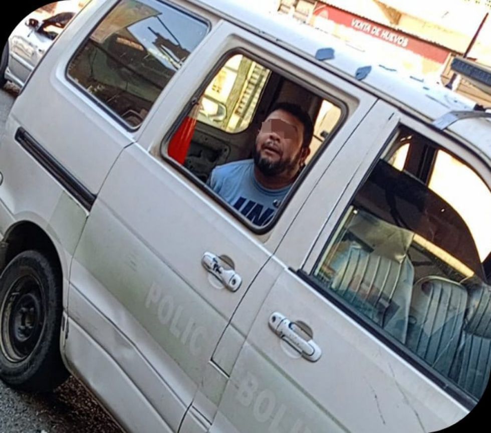 Suspenden licencia a ebrio que dañó una patrulla y lesionó a un policía 