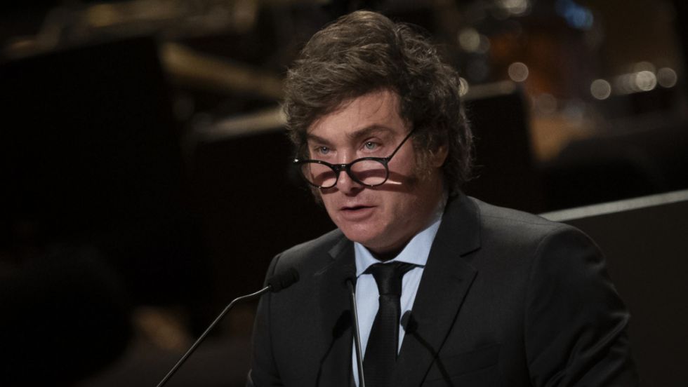 Denuncian a Milei por su gira personal a España