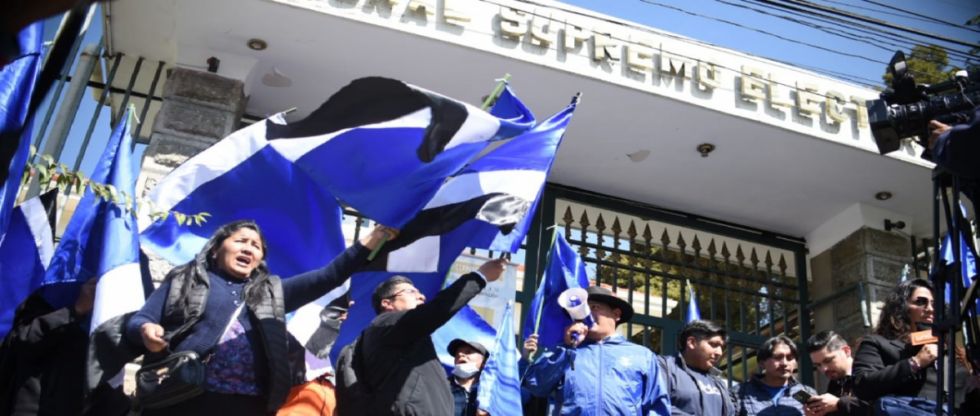 Arcistas instalan vigilia en puertas del TSE exigiendo la legalidad del congreso de El Alto