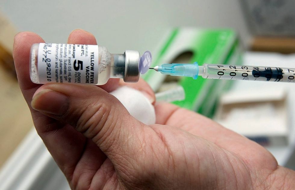 Instan a vacunarse contra la fiebre amarilla