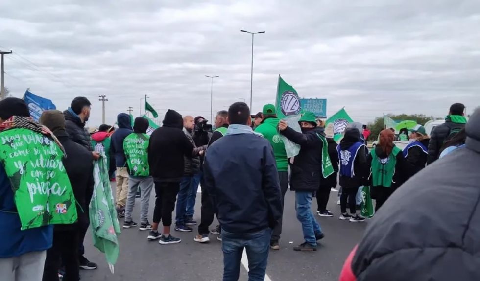 Policía frena marcha contra Milei y usa balas de goma