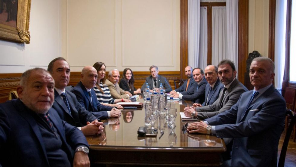 El Gabinete de Milei negocia la ley Bases con opositores
