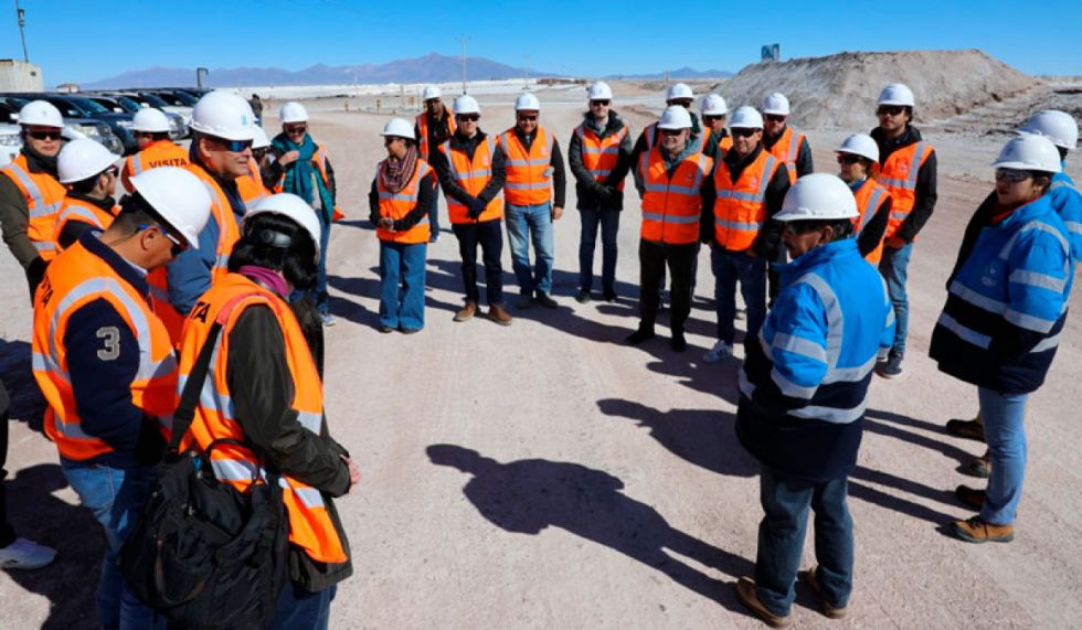 Muestran plantas del Salar de Uyuni a comitiva de la BID