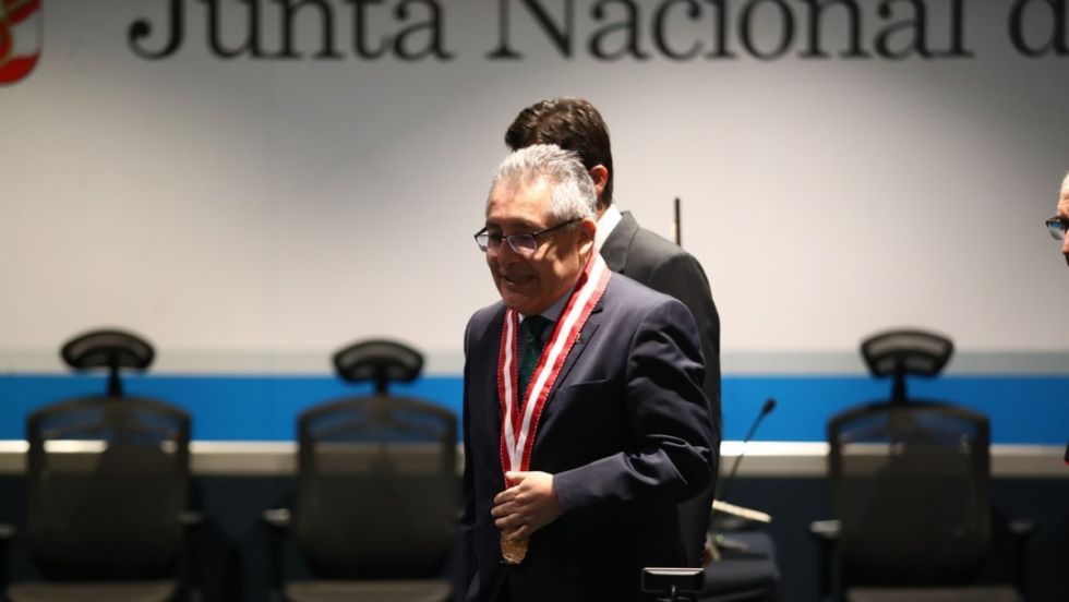 Denuncian al fiscal de la Nación que enfrenta a Boluarte