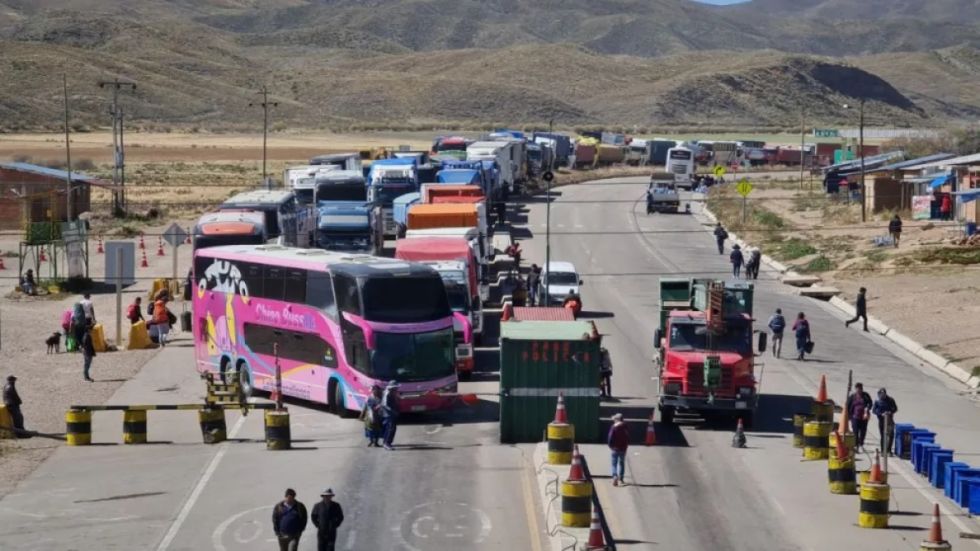 El transporte pesado ratifica bloqueo de caminos para mañana, tras no ser convocados por Arce