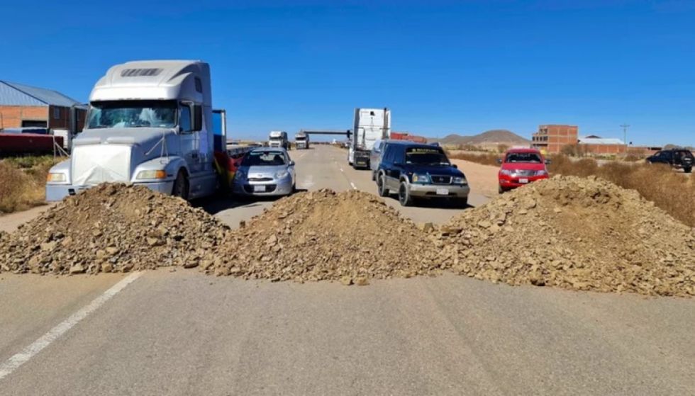 Transporte pesado inicia los bloqueos en demanda de dólares y combustible