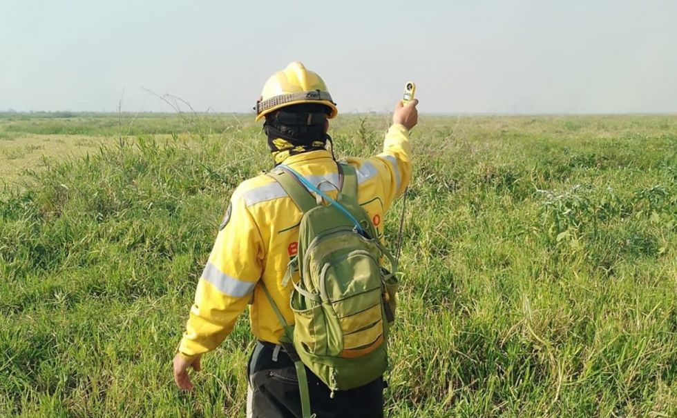 Buscan impedir ingreso del fuego a Puerto Quijarro