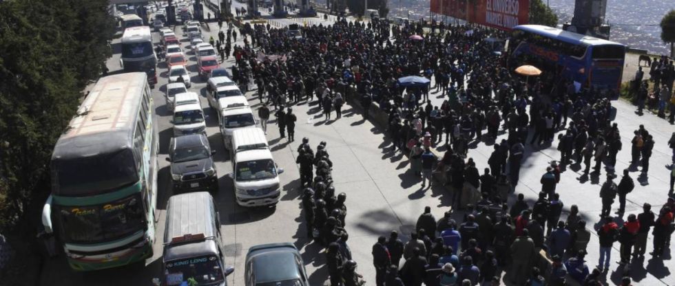 Ampliado de transporte pesado determina paro y bloqueo indefinido de carreteras, con cierre de fronteras