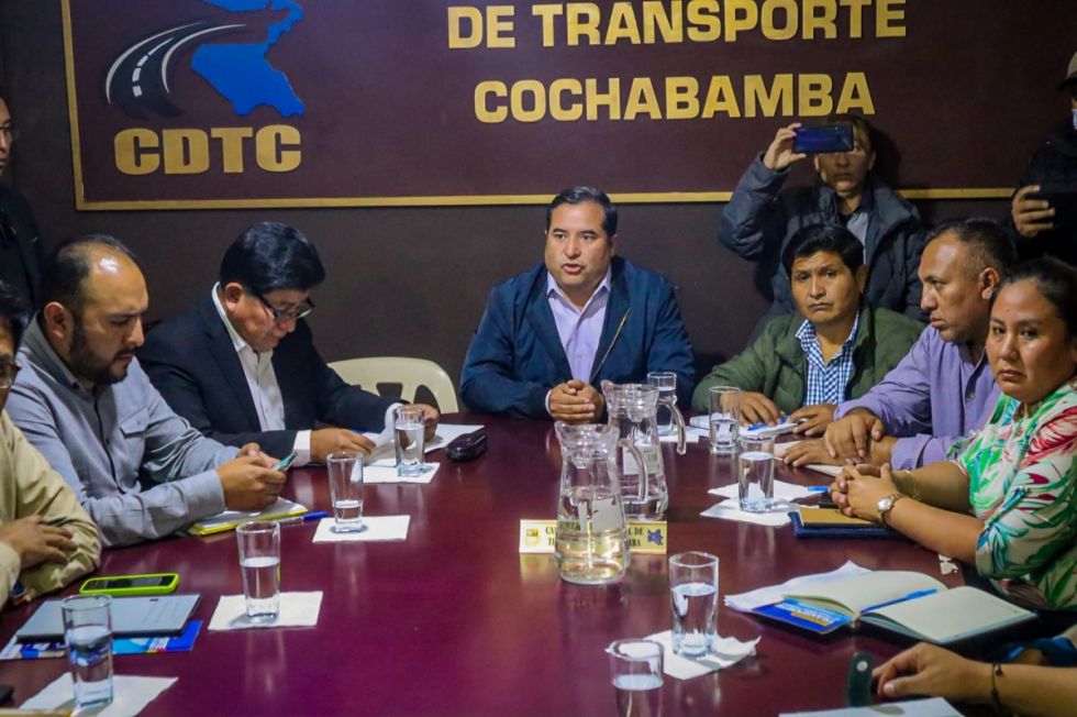 Para evitar bloqueos, transporte pesado y Gobierno acuerdan mesas de trabajo