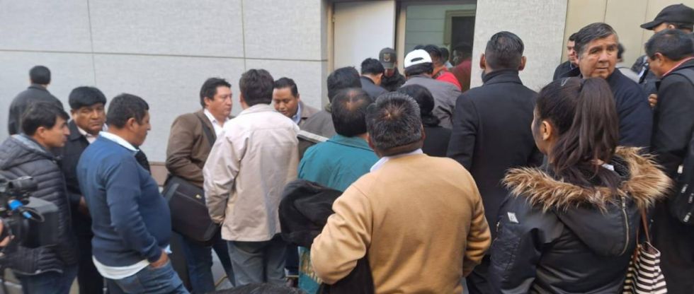 Dirigentes de las cooperativas de transporte ingresan al diálogo con Luis Arce