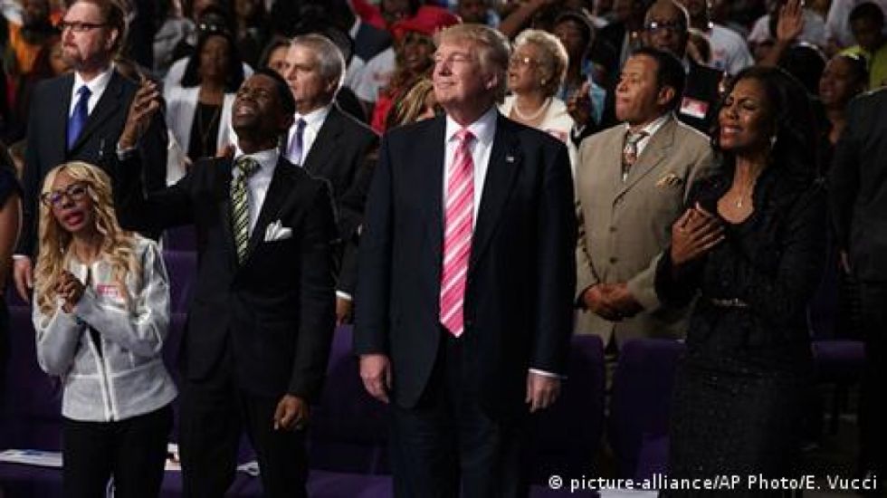 Trump visita una iglesia en Detroit, intenta cortejar a los votantes negros