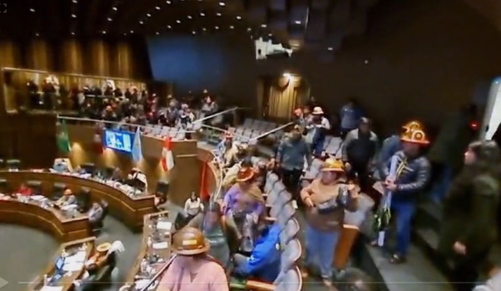 Senado rechaza 19 contratos mineros