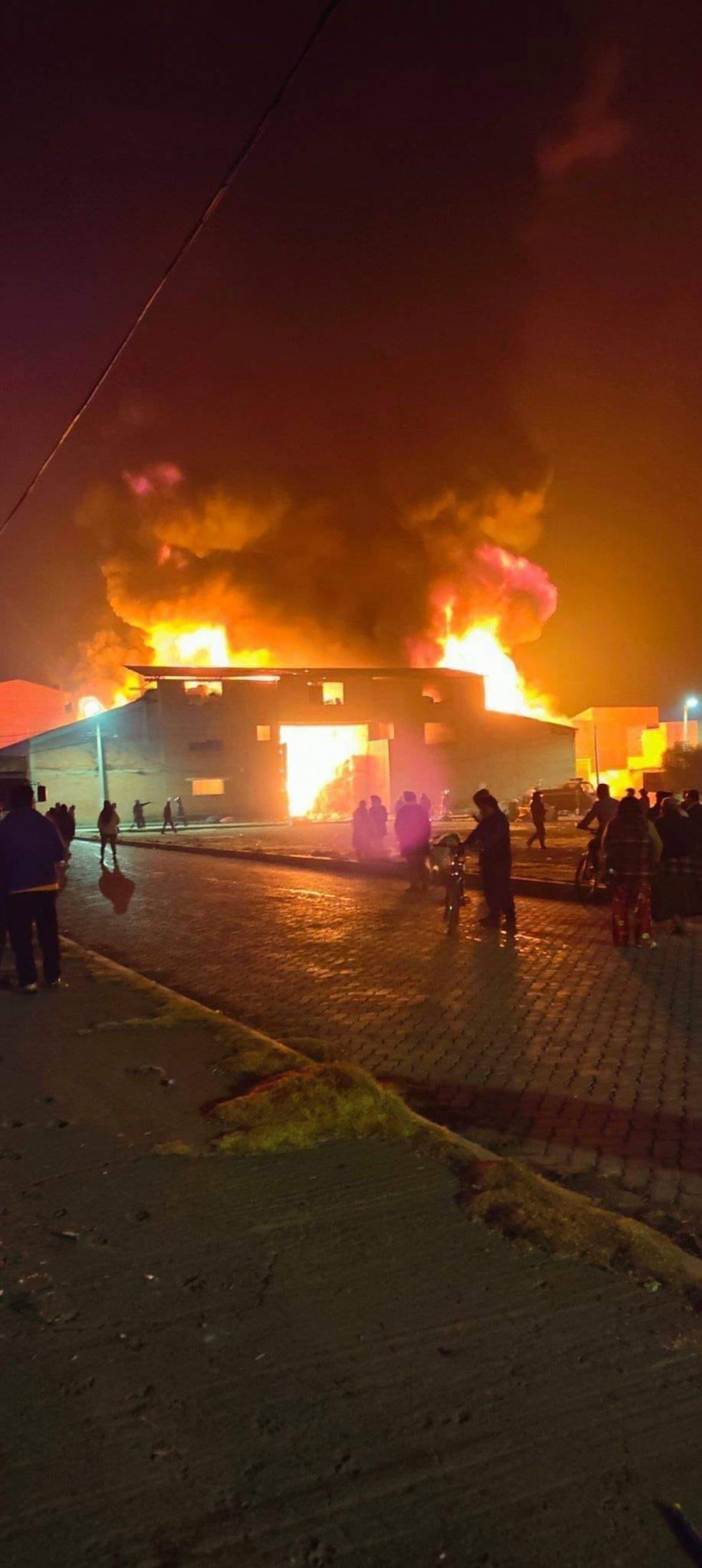 Incendio consume una planta recicladora de plásticos en El Alto