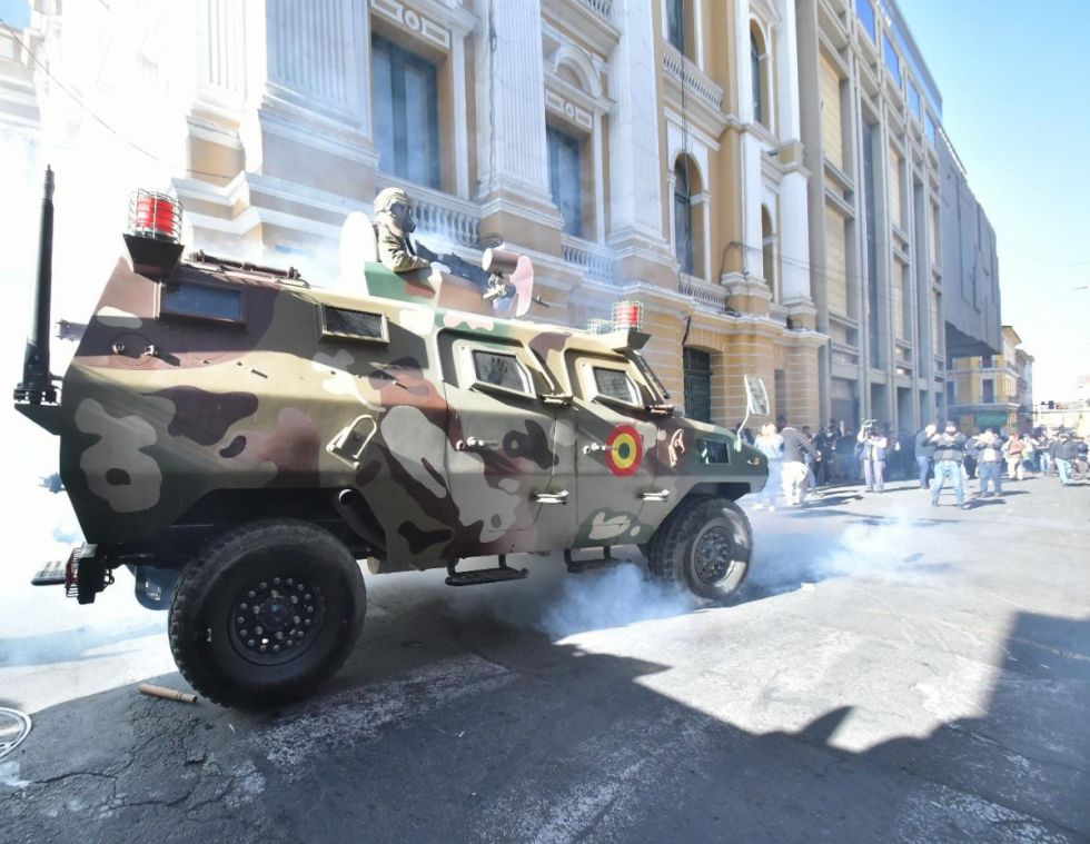 El general Zúñiga ingresa a Palacio Quemado, militares rompieron la puerta 