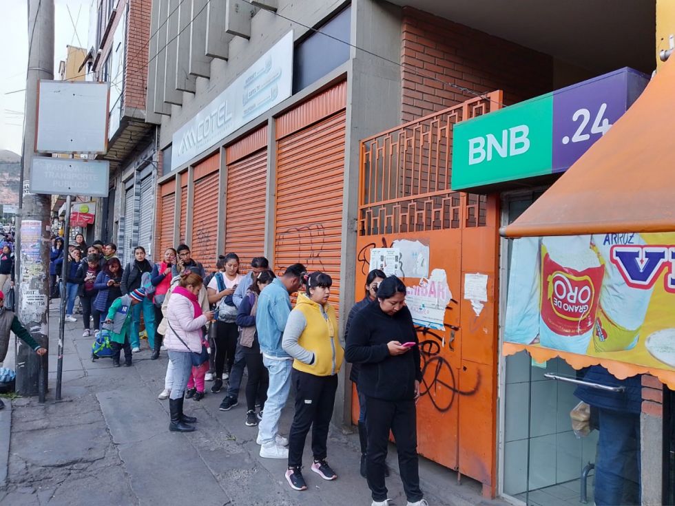La incertidumbre provocó filas en bancos y surtidores del país